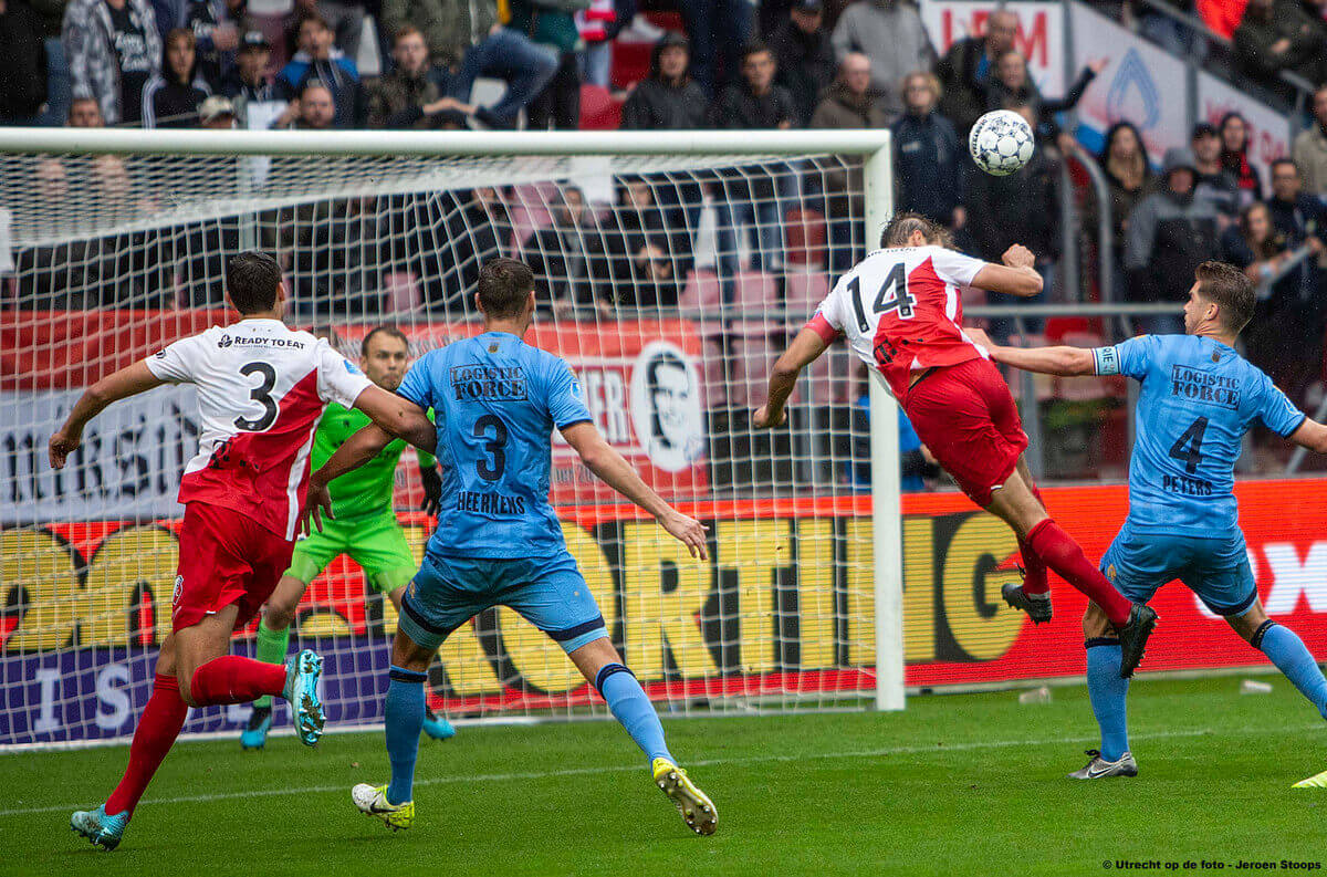 Aanvoerder Janssen kopt de 1-0 binnen.