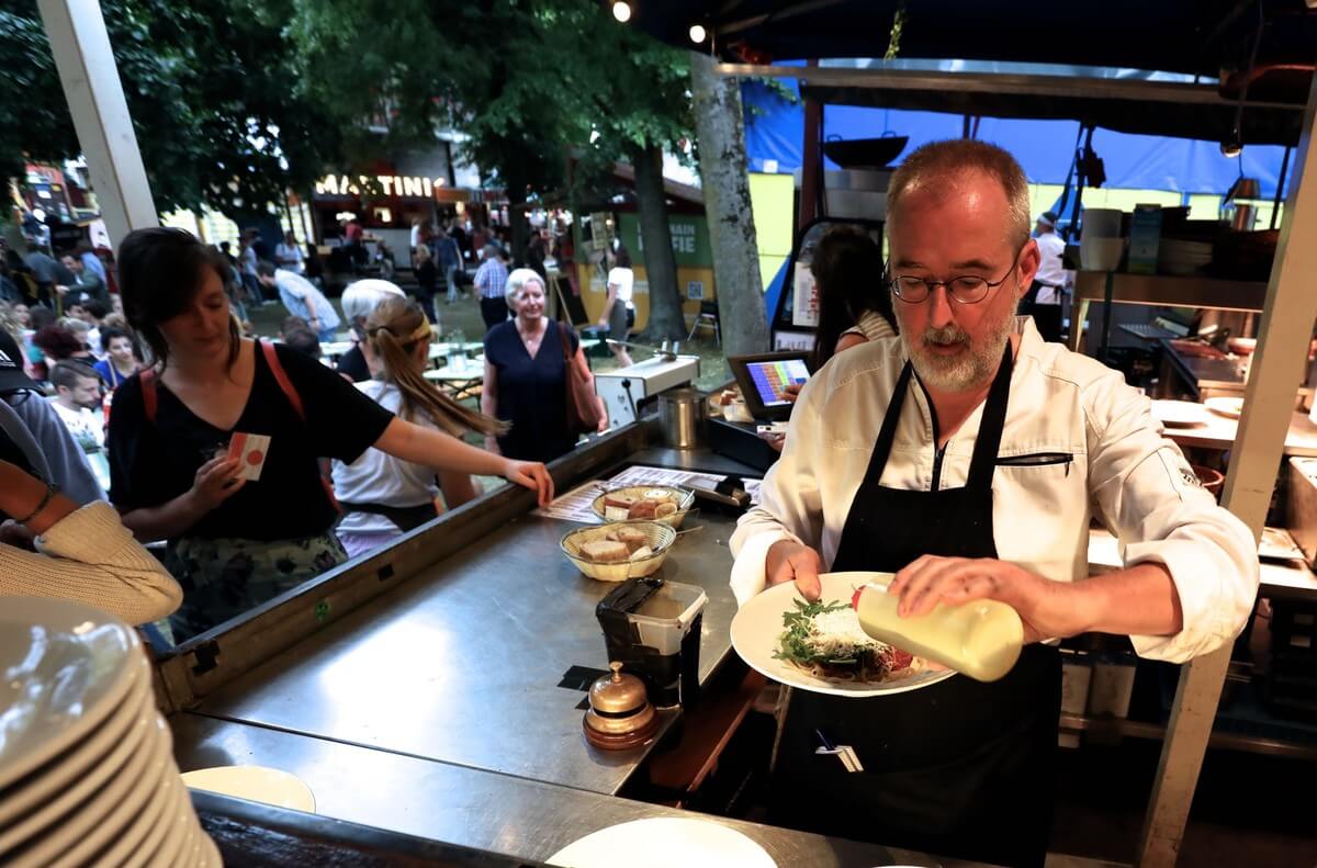 Ronald Giphart aan het werk op de Parade zomer 2019. Foto: Ton van den Berg