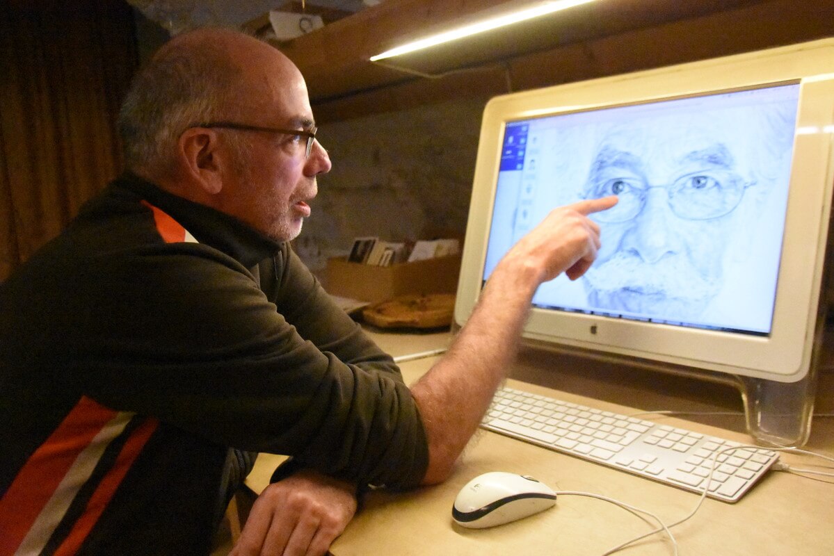 Kees Wennekendonk wijst op de computer naar zijn tekening van Dick Bruna. Foto: J. Wielaert