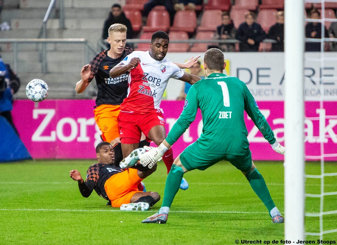 Kerk in de aanval, Dumfries grijpt voor PSV op tijd in.