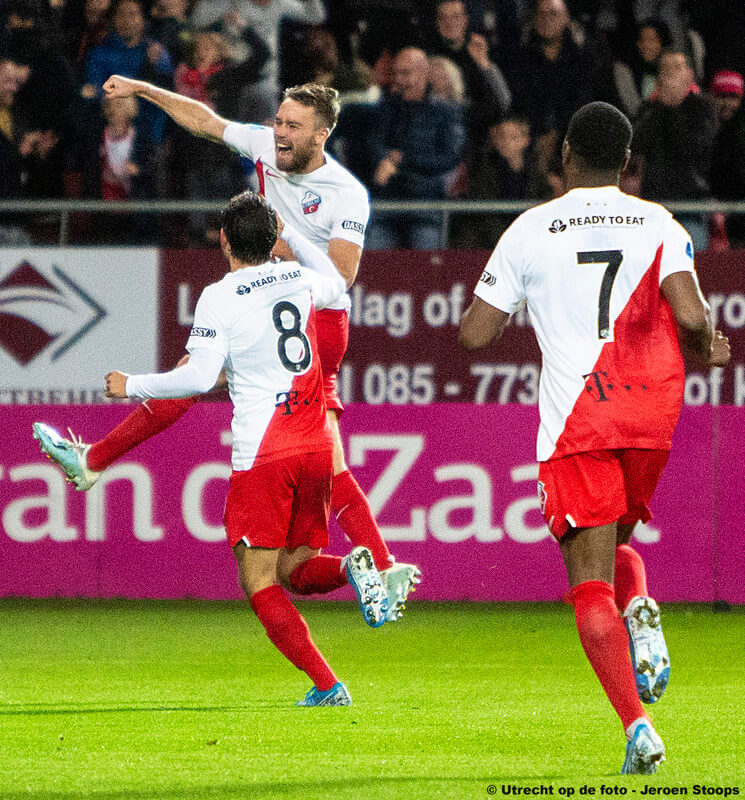 Van de Streek viert zijn doelpunt; 1-0. Foto: Jeroen Stoops