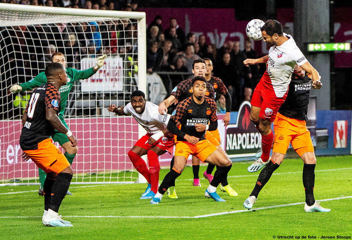 Van der Maarel doet een poging de 2-0 binnen te koppen.