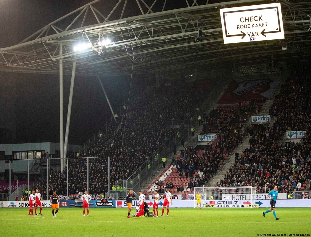 De scheids op weg naar de beelden. Foto: Jeroen Stoops