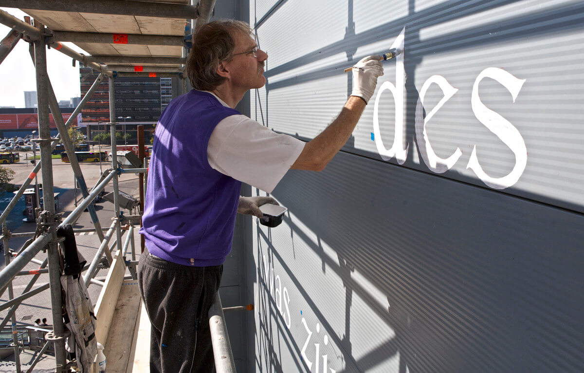 Jos Peeters aan het werk op het Jaarbeursplein. Foto: Ton van den Berg