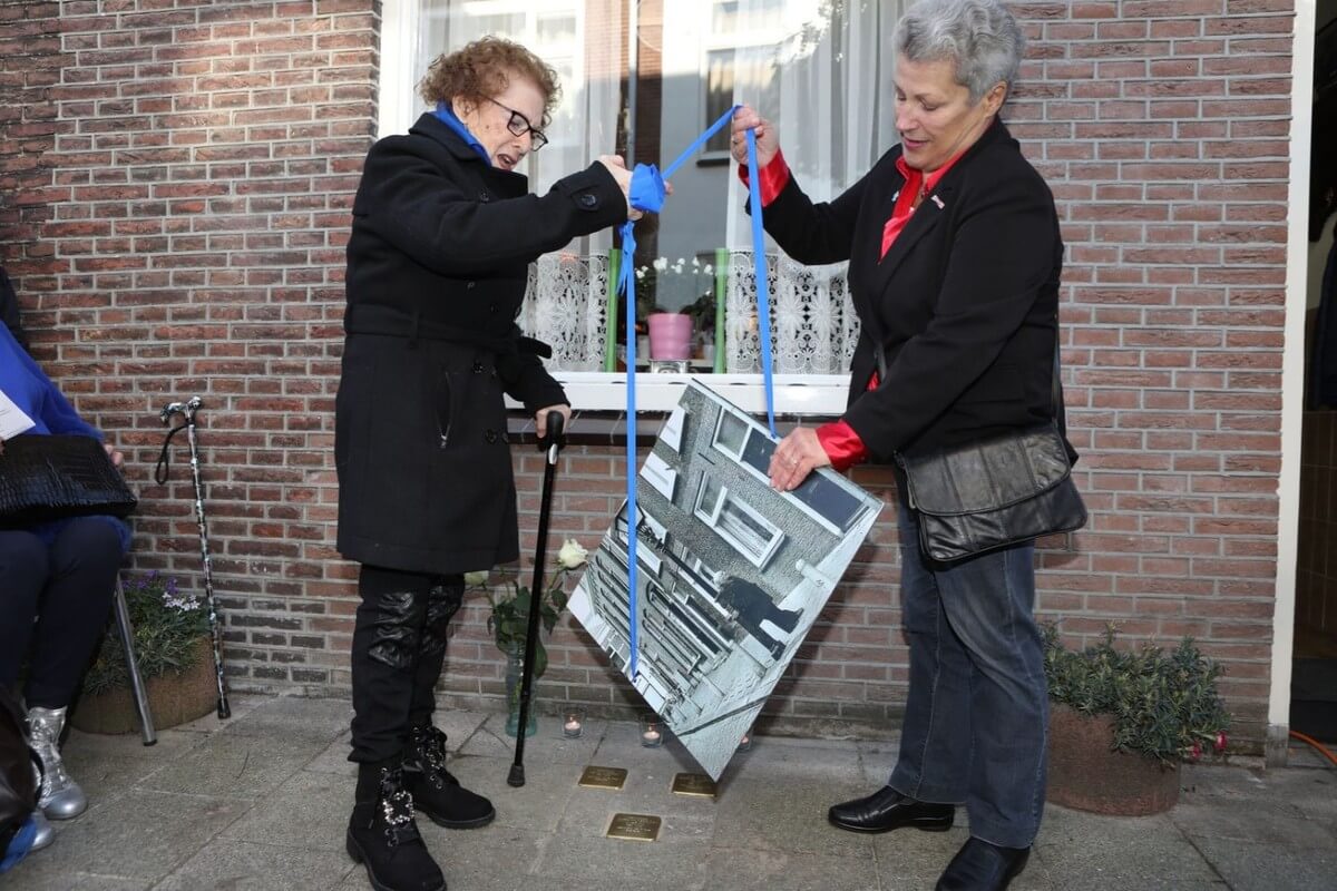 Roos Jongejan-Hilversum en Corrie Huiding onthullen de struikelstenen bij Bergstraat 6. Foto: Ton van den Berg