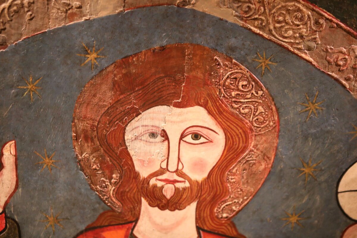 Detail van plafondbaldakijn met Christus als Salvator Mundi, Catalonie, bezit Museu Episcopal in Vic. Foto: Ton van den Berg