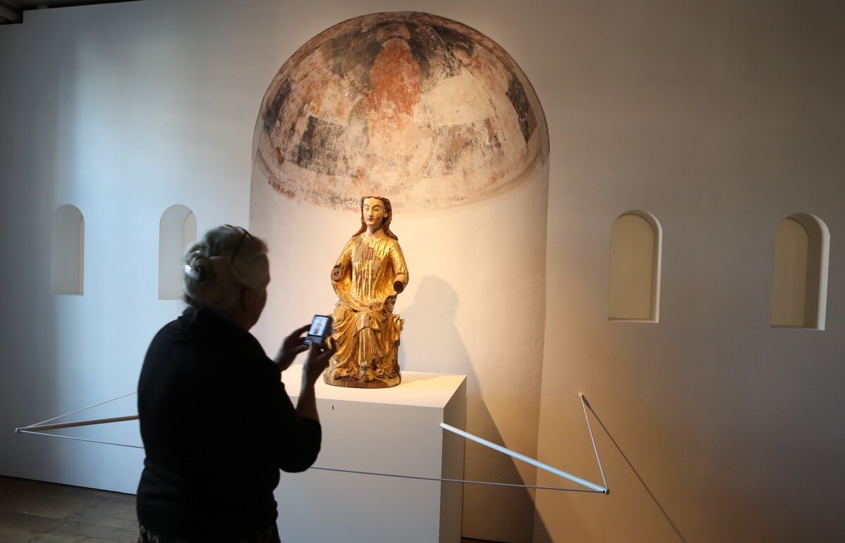 Zittende Maria, beeld uit het Maasgebied ca 1240, bezit Catharijneconvent. Foto: Ton van den Berg