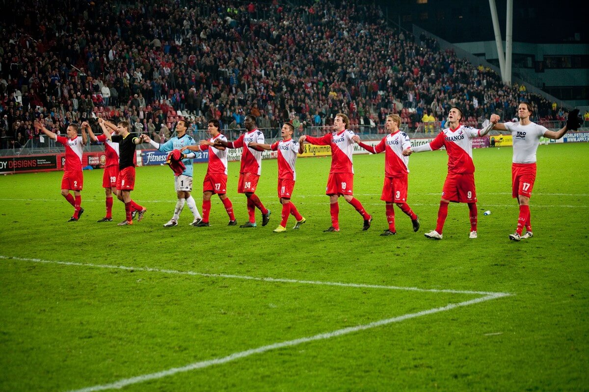 Blijdschap na de 0-0 thuiswedstrijd tegen Liverpool. Foto: Ton van den Berg 