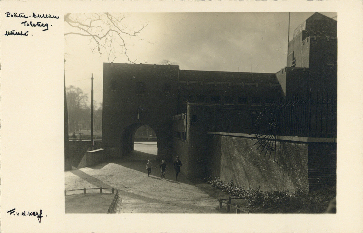 Achterzijde politiebureau Tolsteeg in de jaren dertig. Foto: F.F. van der Werf/HUA