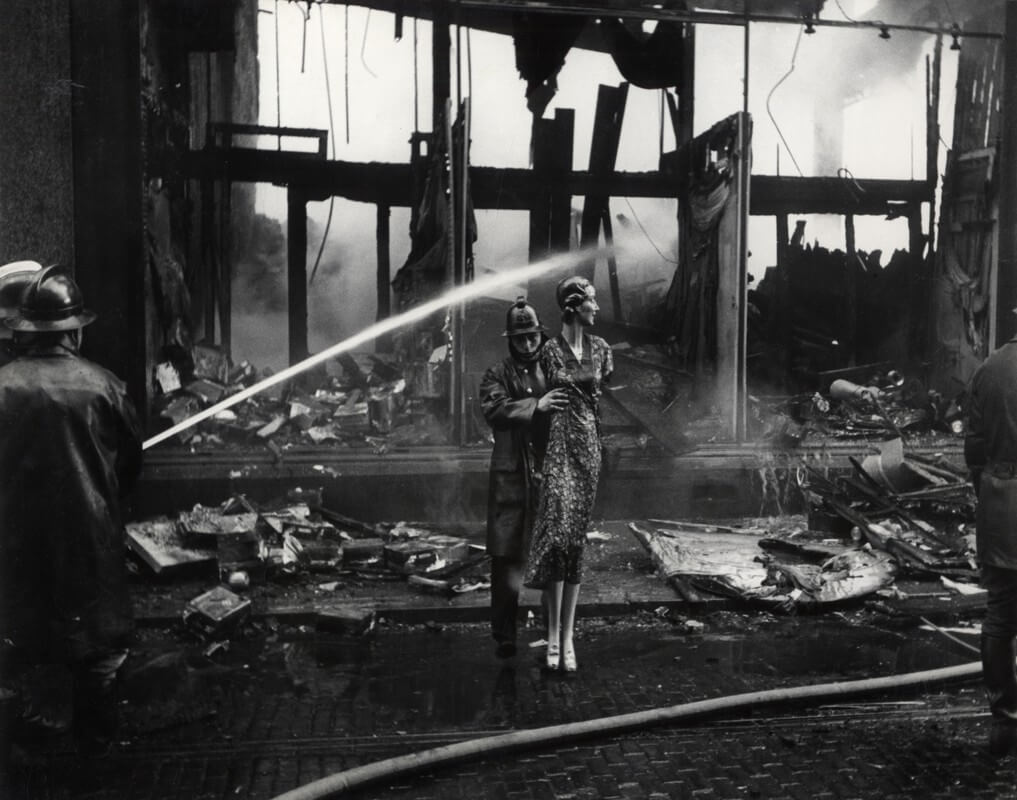 Een van de bekendste foto's van Van der Werf gemaakt tijdens de brand van Galeries Modernes in 1939. Foto: F.F. van der Werf/HUA
