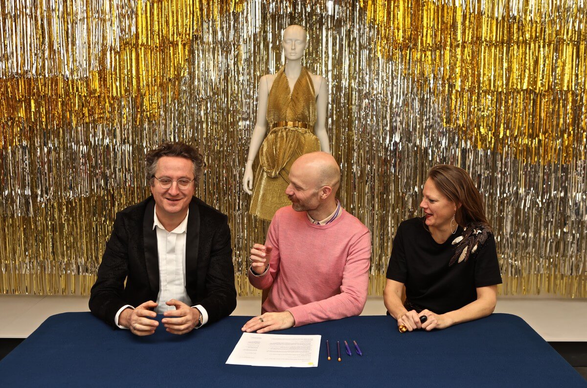 Centraal Museum-directeur Bart Rutte, kledingontwerper Mattijs van Bergen en modeconservator Ninke Bloemberg. Foto: Ton van den Berg