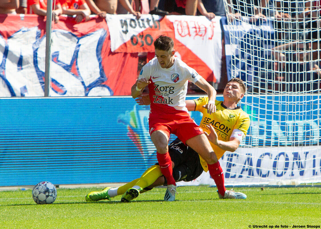 Dalmau wordt onderuitgehaald in de zestien. De VAR annuleert de door Kamphuis gegeven penalty omdat Abass buitenspel stond.