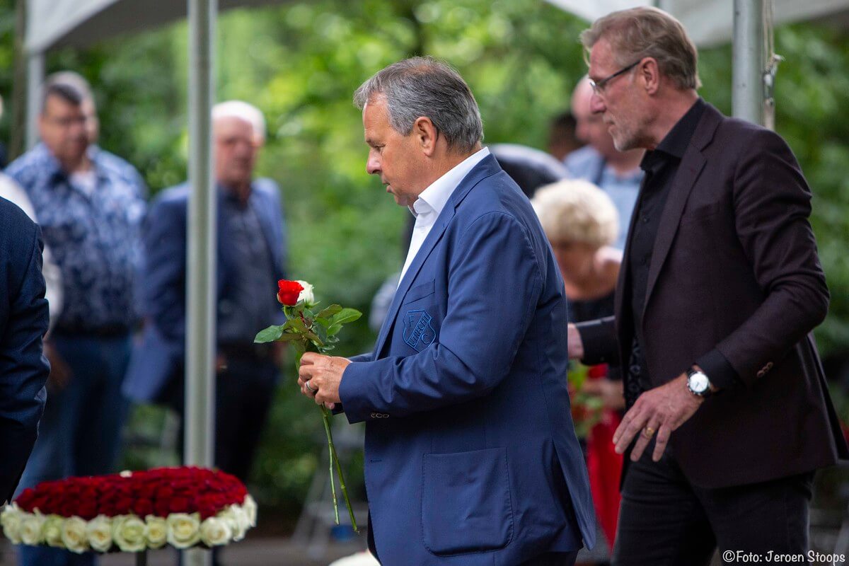 De ouds-spelers Gert Kruys en Hans van Breukelen.