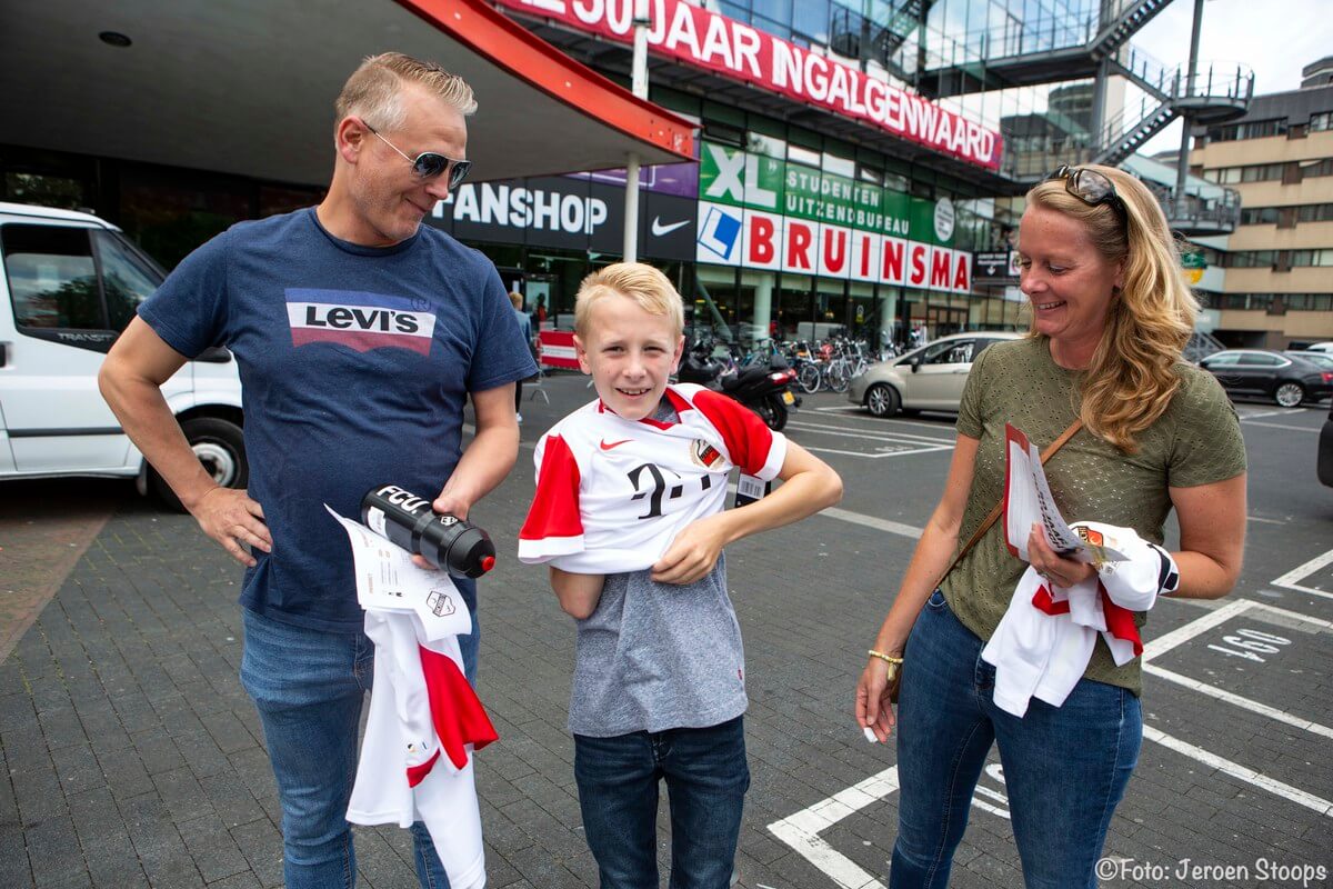 Onder toeziend oog van zijn ouders trekt deze jonge fan het nieuwe shirt aan. Hij was een van de eersten.