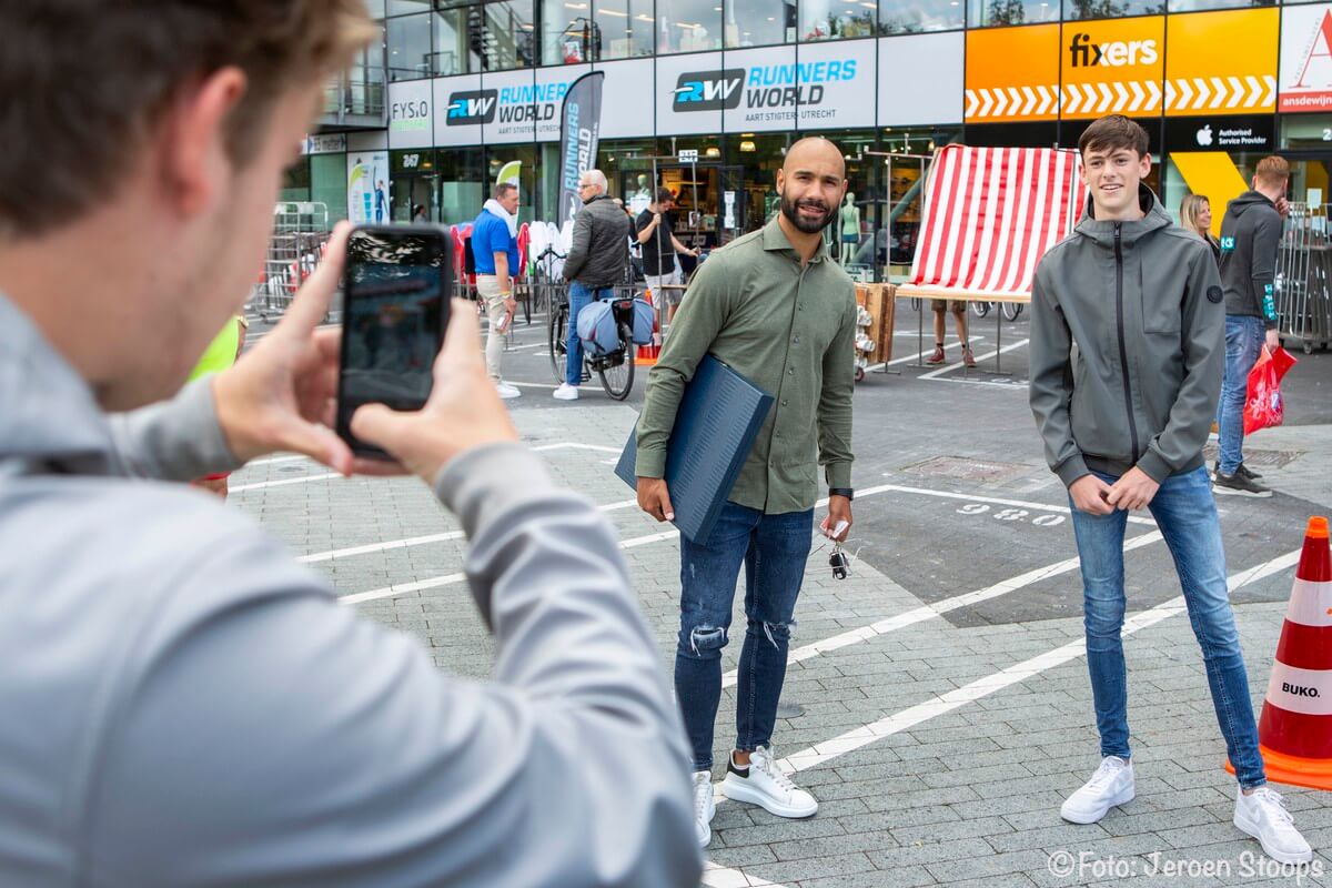 Sommige supporters hadden geluk en konden, op veilige afstand, op de foto met Klaiber.