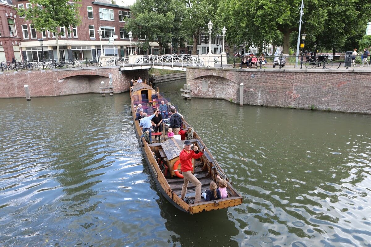 Theo van Wijk steekt zijn duim op voor een behouden vaart. Foto: Ton van den Berg