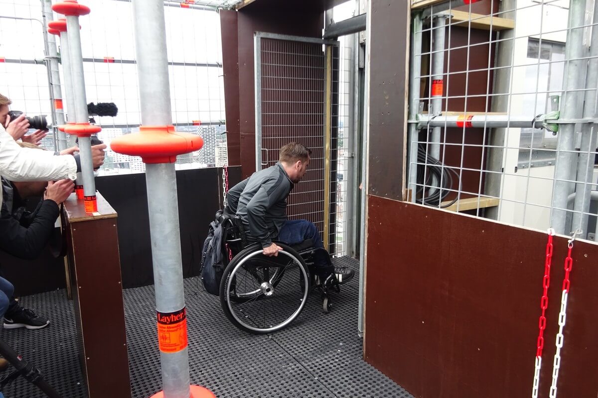 Thom Stulen gaat de 'wiebelende' lift in. Foto: P. Swieringa