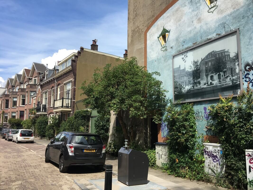 Bellamystraat oneven zijde; huis met rode dak: 11/11bis. Foto: Dik Binnendijk