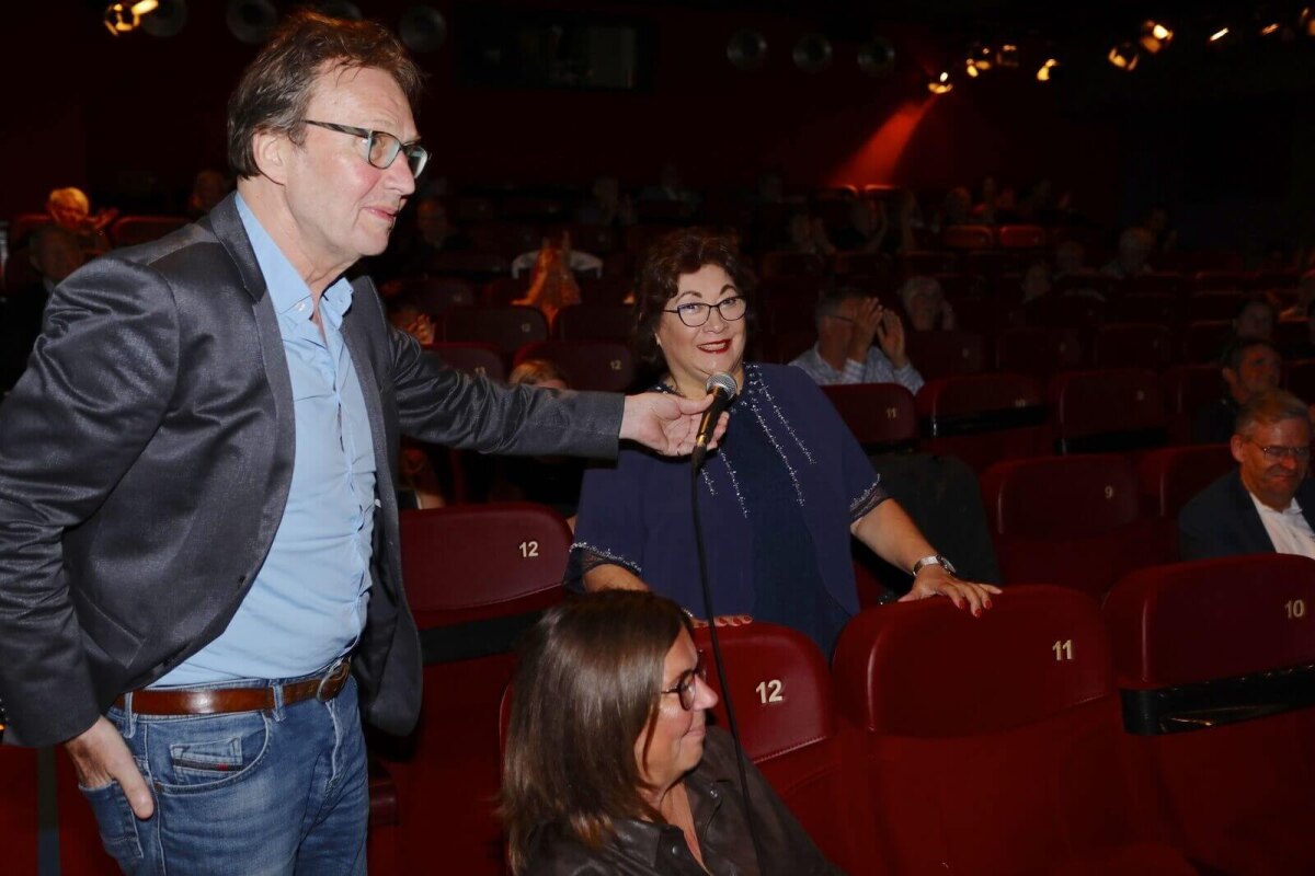 Cees (broer van) Grimbergen met Inge Weiss na afloop van de voorstelling. Foto: Ton van den Berg
