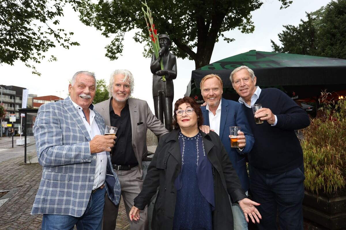 Inge Weiss (midden) met links van haar Floris Meinardi en rechts Bart Grimbergen, helemaal links en rechts jeugdvrienden Harry Roestenburg en Jan Stekelenburg. Foto: Ton van den Berg