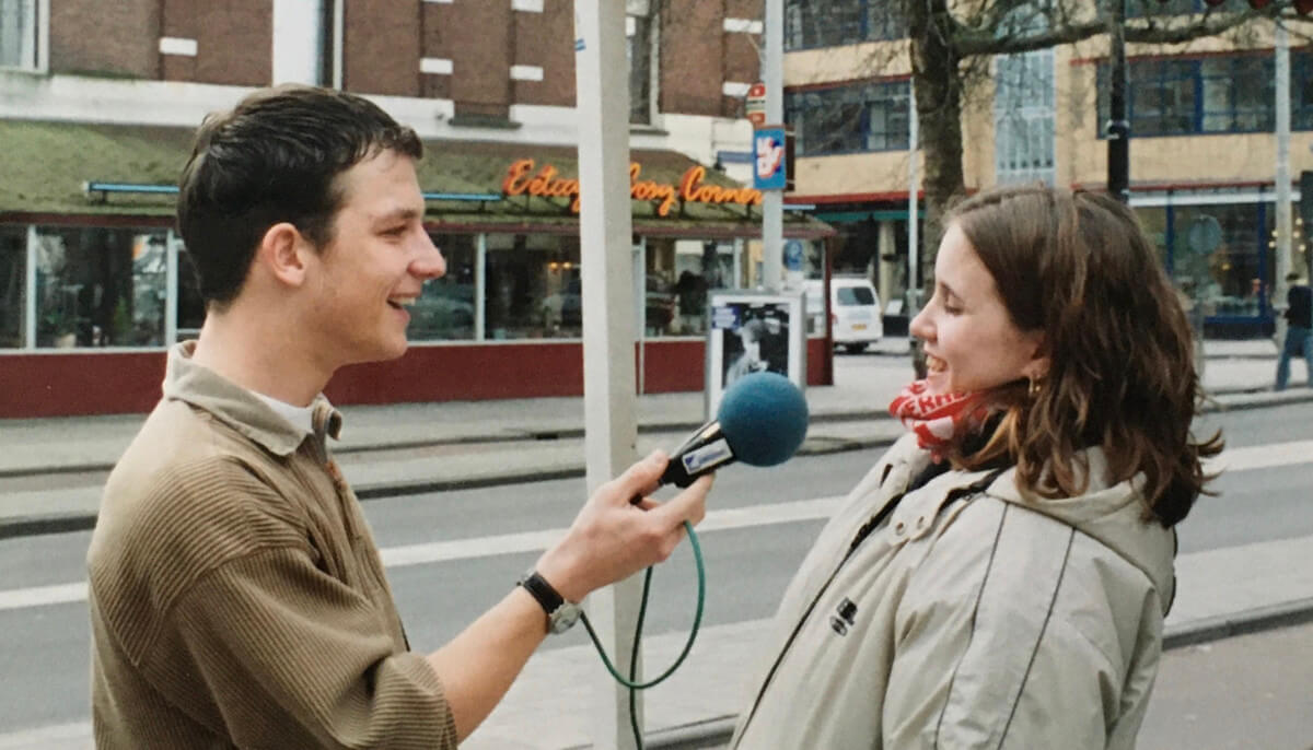 Sebastiaan Timmerman aan het werk: een straatinterview! Foto: Dik Binnendijk