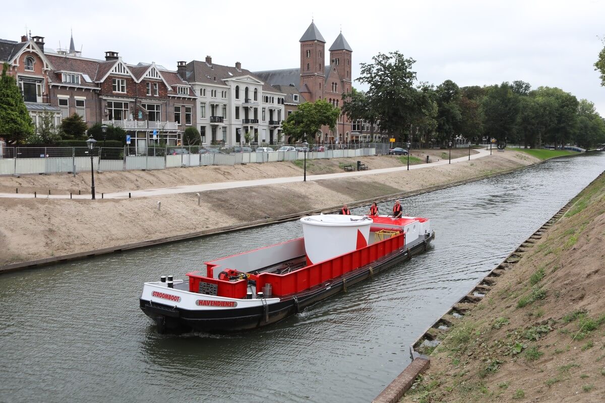 De bierboot vervoert de metershoge emmer. Foto: Ton van den Berg