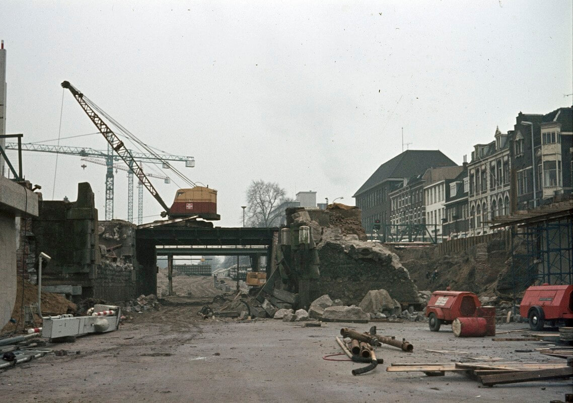 Sloop van de Catharijnebrug gezien uit de gedempte singel (1972). Foto: W. Meijnen/HUA