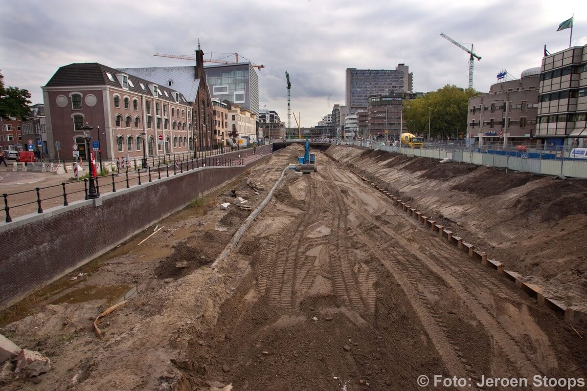 Gezicht over het uitgraven van de Stadsbuitengracht vanaf de nieuwe Paardenveldbrug richting Vredenburg. Foto: Jeroen Stoops