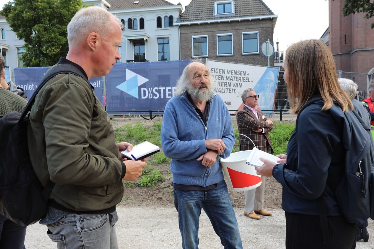 Ben Nijssen in gesprek met journalisten bij de opening van de singel. Foto: Ton van den Berg
