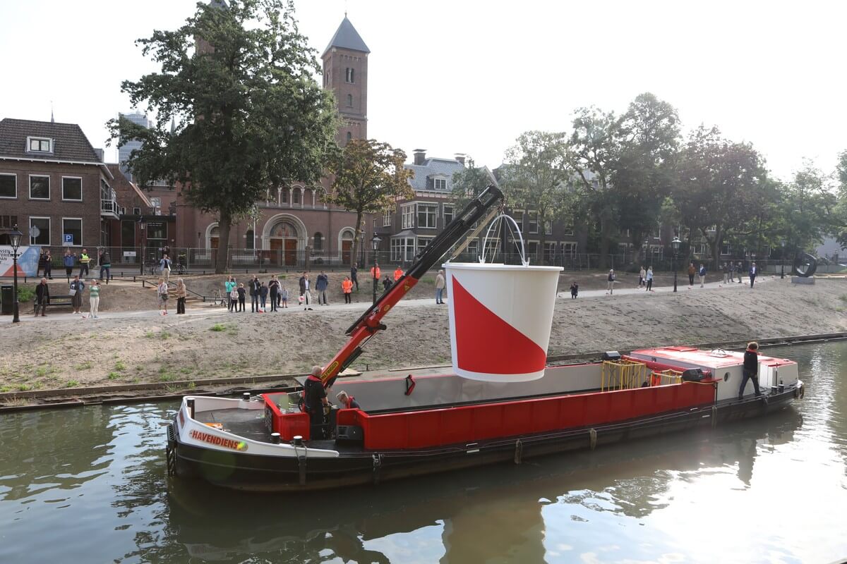 De emmer wordt bij het Willemsplantsoen gebracht. Foto's: Ton van den Berg