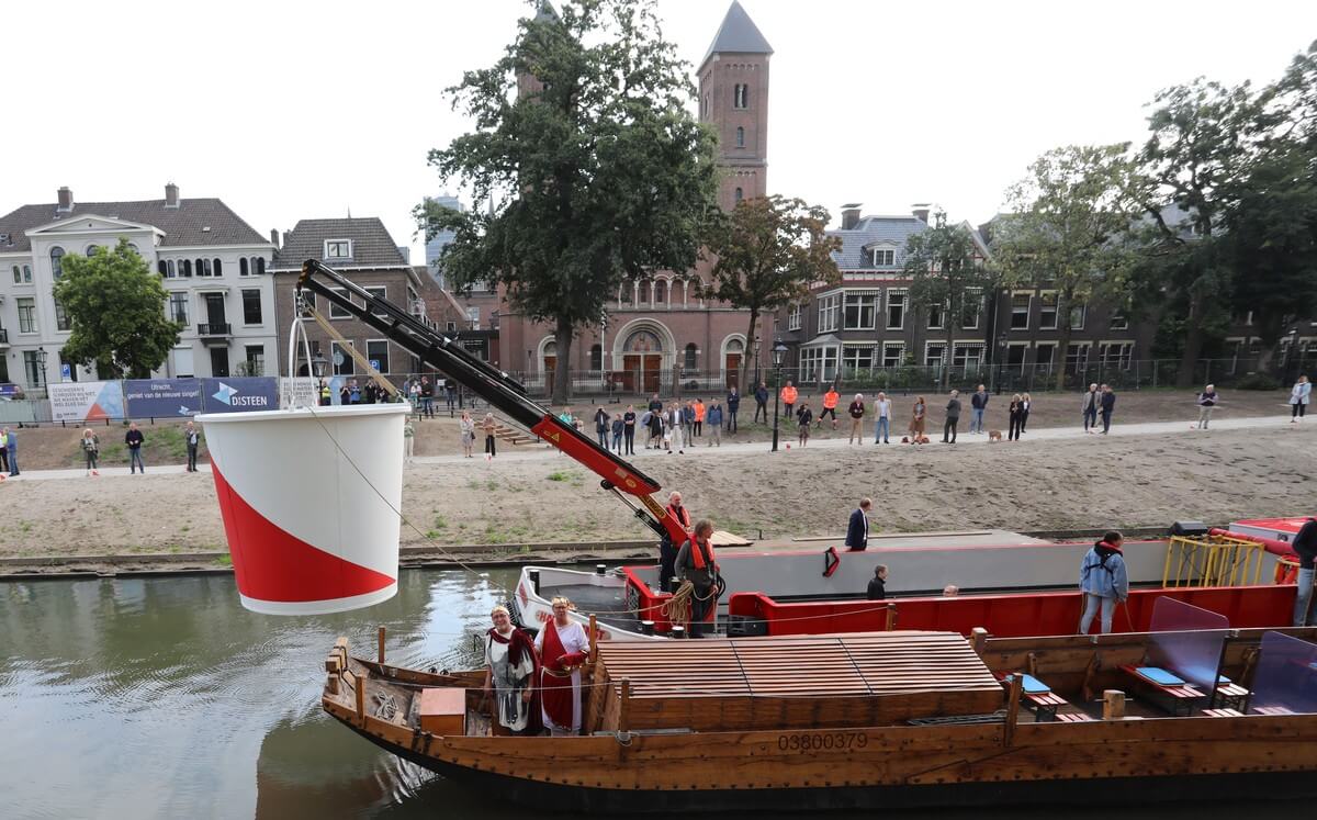 De Romeinse replica vaart voorbij.