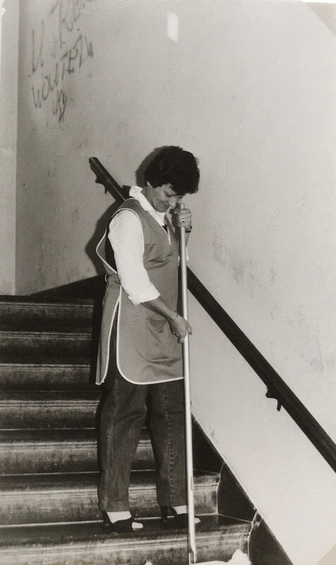 Tekst krakers bij de trap die wordt gedweild door Mila. Foto: Dik Binnendijk, 1982)