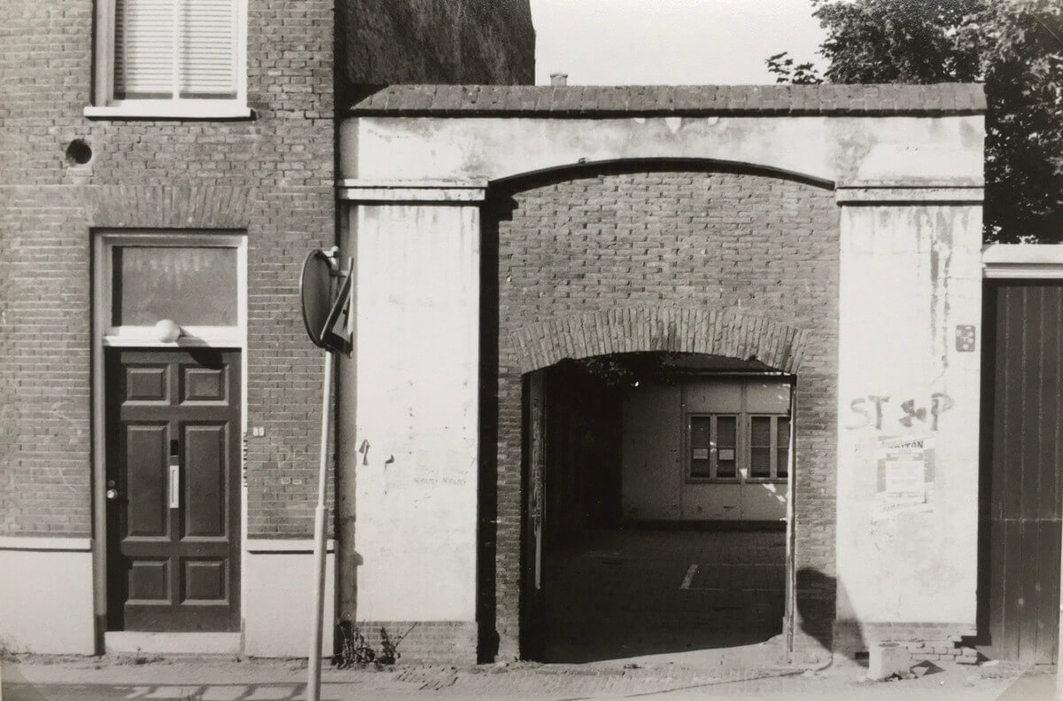 De achterpoort Payenborchsteeg aan de Lange Nieuwstraat in 1984. Foto: Dik Binnendijk 