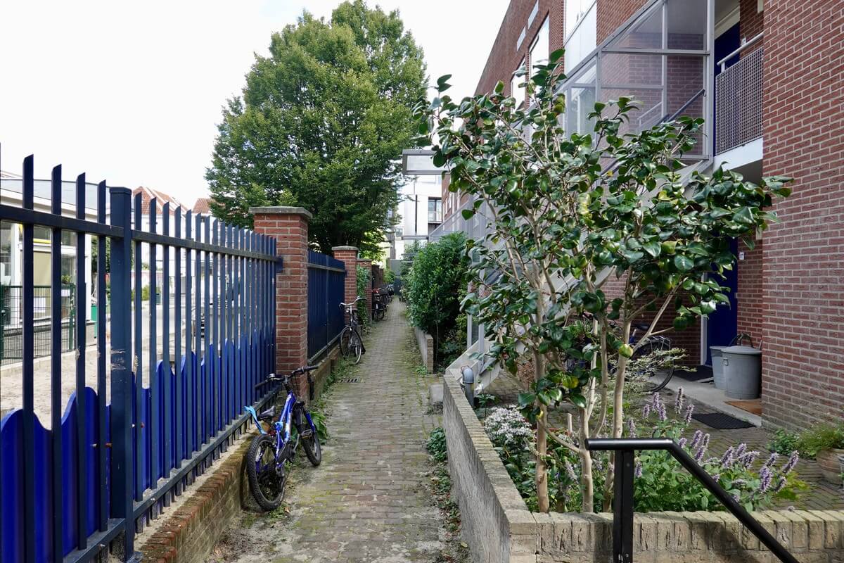 De voormalige Payenborchsteeg richting Lange Nieuwstraat. Links speelplaats De Kleine Dom; rechts wooncomplex Payenhof. Foto: Dik Binnendijk (2020)