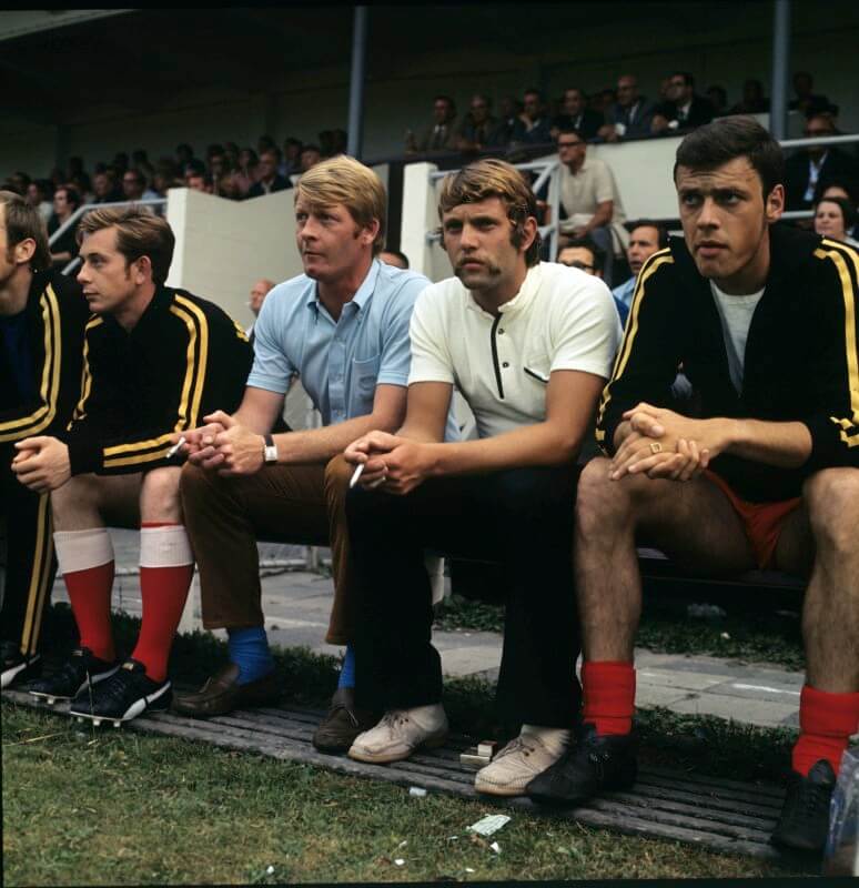 Bert jacobs (blauwe shirt) op de bank bij FC Utrecht. Foto: archief FC Utrecht