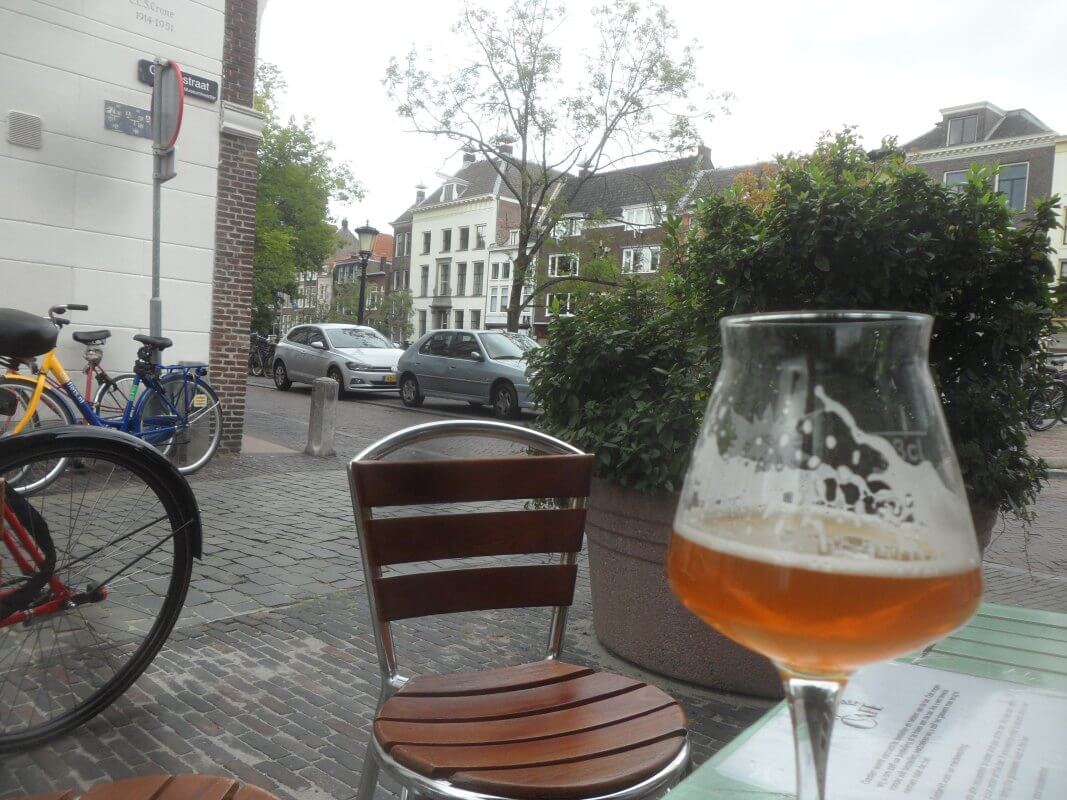 Terras De Morgenster met op de achtergrond stadskasteel Payenborch. Foto: Frans de Jonge (2020)