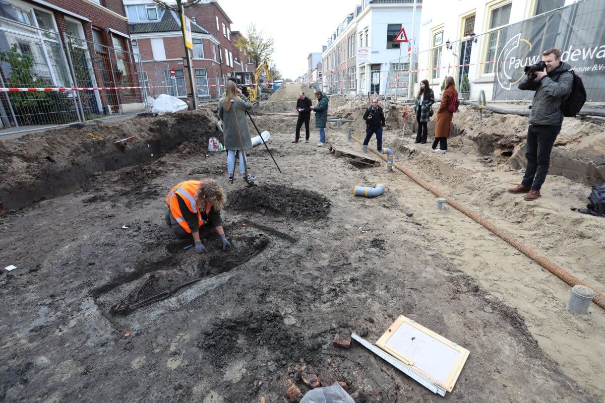 Skelet in de Oudwijkerdwarsstraat. Foto: Ton van den Berg