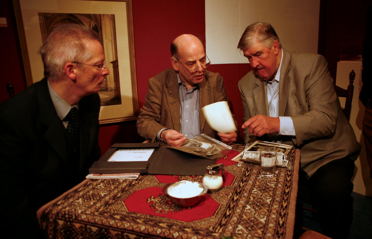 Fernando de Soeten toont Anton Geesink een groot aantal persfoto's van de carriere van de Utrechtse sportman. Foto: Ton van den Berg