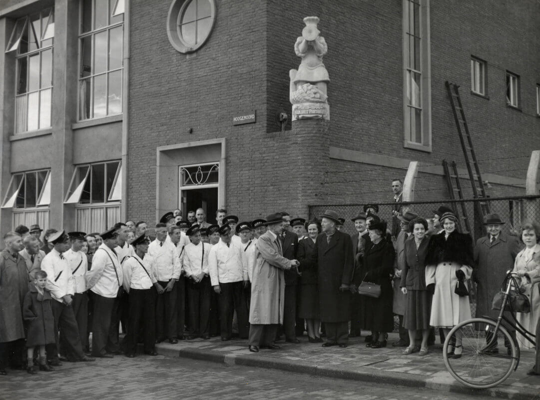 Onthulling van het Lubrobakkertje in 1950 bij de ingang van de Lubro Brood en Banketbakkerijen (onder het beeld Lubro-baas Gerrit Schmidt en zijn echtgenote Leuntje Schmidt-Molenaar). Foto: F.F. van der Werf/HUA