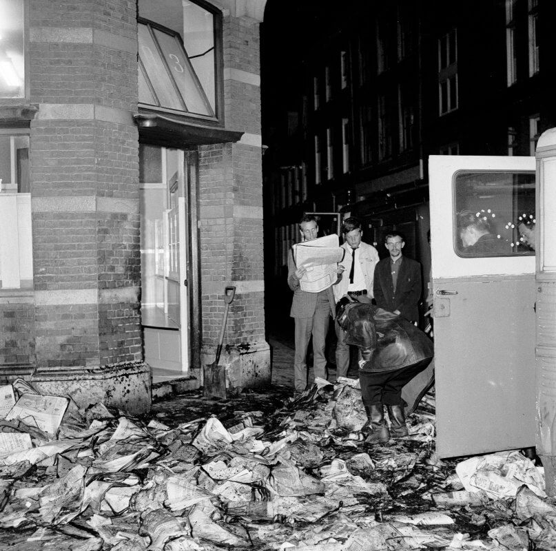 Een grote stapel kranten is in juni 1966 in brand gestoken bij het kantoor van het dagblad De Telegraaf (Oudegracht 203). Foto: L.H. Hofland/HUA
