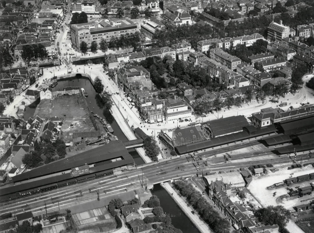 Luchtfoto van het Buurtstation van de N.C.S. te Utrecht (links van de Leidsche Rijn en de Leidseweg) Foto; Utrechts Archief.