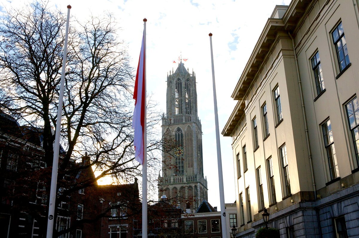 De Sint Maartensvlaggen wapperen op de Domtoren. Foto: ton van den Berg