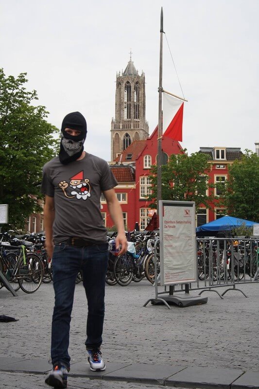 Graffiti-artiest KBTR showt zijn T-shirt met de Domtoren op de achtergrond. Foto: Revenge