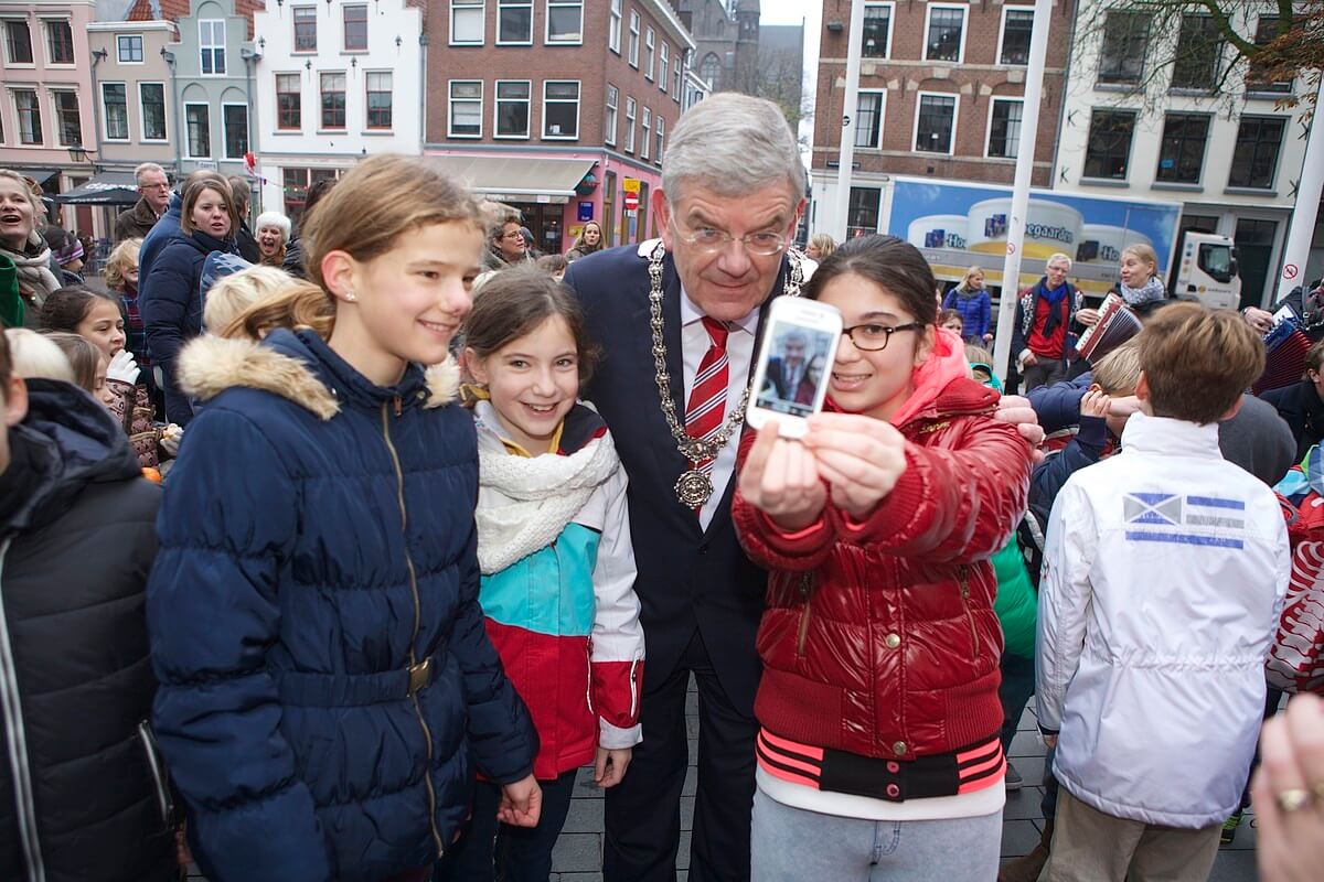 Kinderen gaan met burgemeester Van Zanen op de foto: Foto: Ton van den Berg