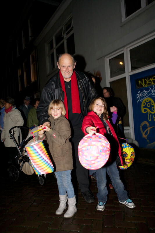 Nestorix met kleindochters op koude Zeedijk in 2012. Foto: Ton van den Berg