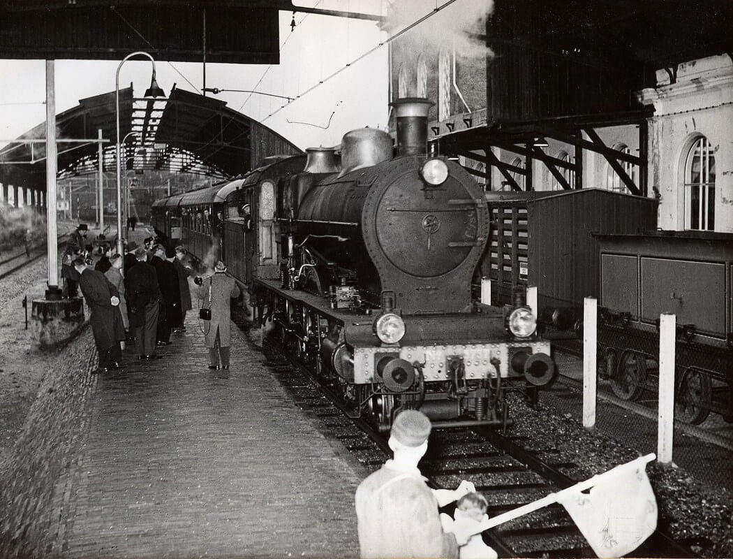 Aankomst van het treinstel NS 3737 in het Spoorwegmuseum in 1958. Foto: Spoorwegmuseum