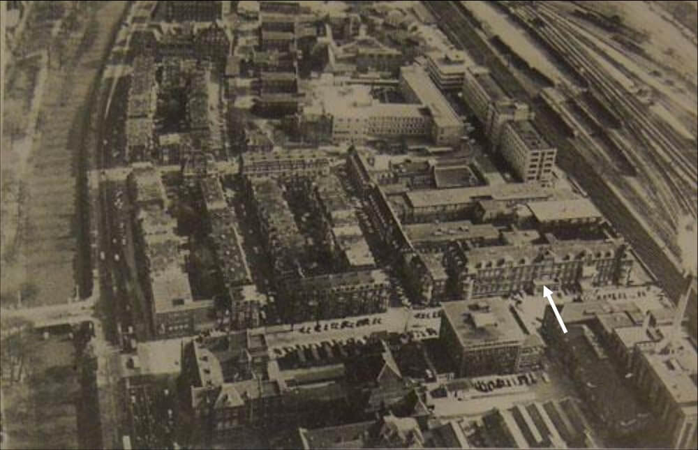 Een luchtfoto uit 1944 van het AZU-complex met op de voorgrond het getroffen gebouw III.