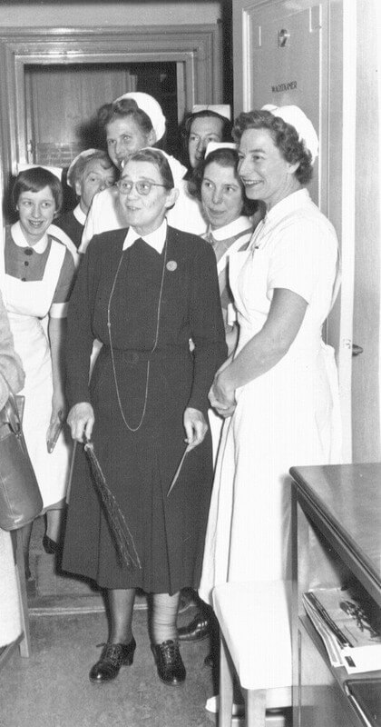 Mariana Stenvers (in het zwart) in de jaren vijftig toen ze werkzaam was in het Prinsengrachtziekenhuis in Amsterdam. Foto: familie Stenvers