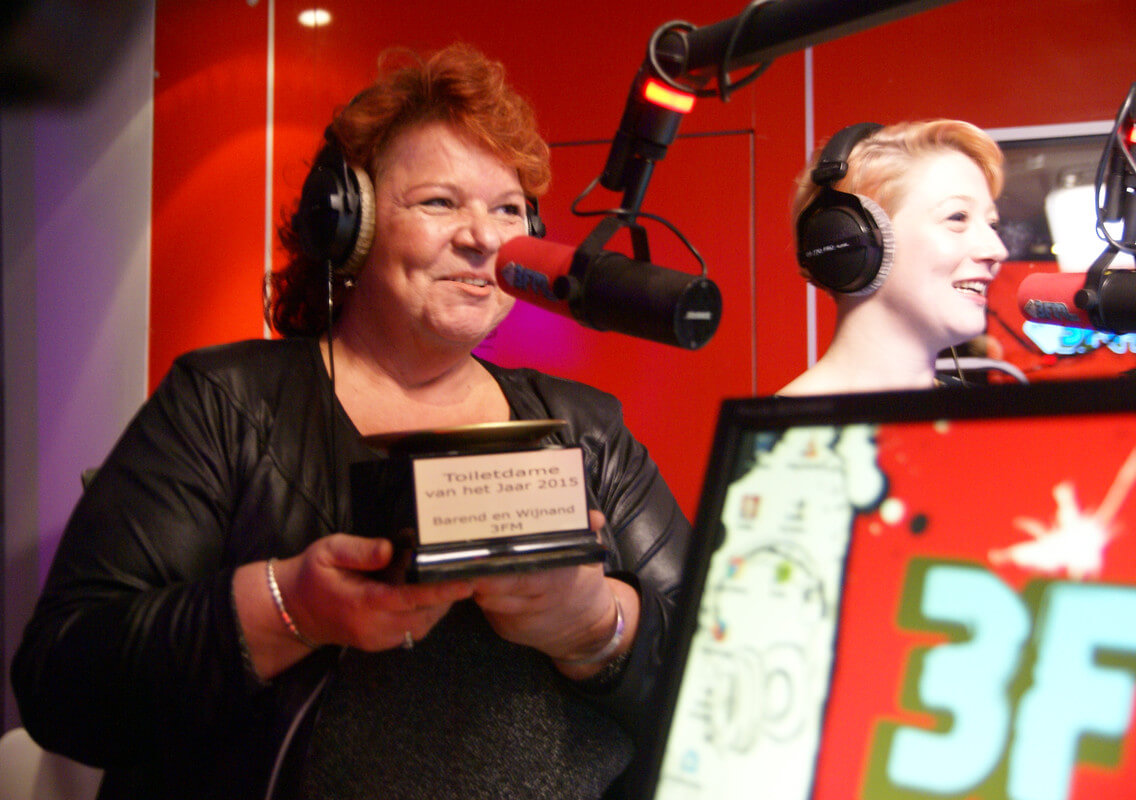 Sannie ontvangt de Gouden Schotel van de radiodj's van 3FM. Foto: Zita Eijzenbach