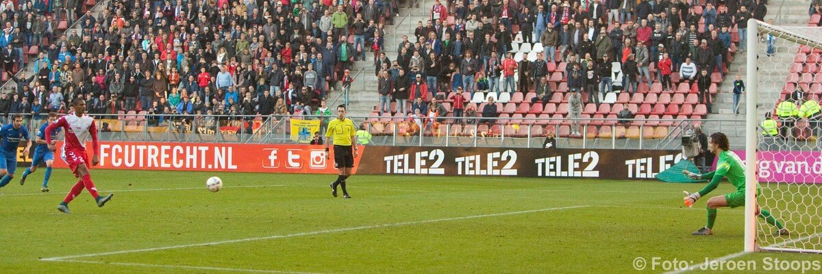 Haller scoort de 4-2 vanuit een penalty. Foto: Jeroen Stoops